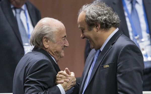 A FIFA etikai bizottsága Blatter és Platini ellen szankciókat kér