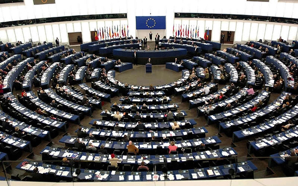 Egyperces csenddel emlékezett az Európai Parlament a brüsszeli áldozatokra