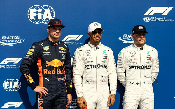 A vb-címvédő és a pontversenyben vezető Lewis Hamilton, a Mercedes brit pilótája nyerte a Forma-1-es Német Nagydíj szombati időmérő edzését.