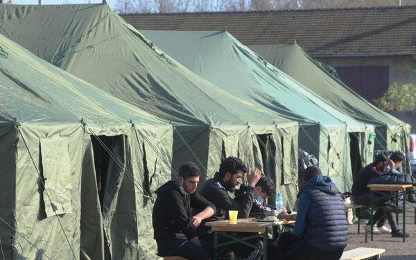 A szlovák belügyminisztérium a cseh határ melletti Jókúton (Kúty) állított fel sátortábort a menekültek számára (TASR-fotó)