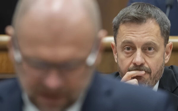 Eduard Heger kormányfő a törvényhozásban aggódva figyeli Richard Sulíkot, a kabinet leváltását indítványozó SaS elnökét. (TASR-kép)