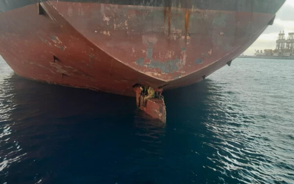 A spanyol parti őrség hétfőn megmentette három bevándorló életét, akik 11 napot töltöttek egy Nigériából a Kanári-szigetekre tartó olajszállító tartályhajó kormányán. 