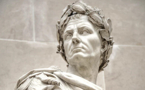 Julis Caesar szobra a római Trevi-kútnál