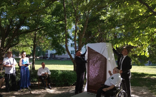 Orosz Csaba polgármester, Pavel Traubner professzor és Veres Gábor alpolgármester leleplezi az emlékművet (a szerző felvétele)