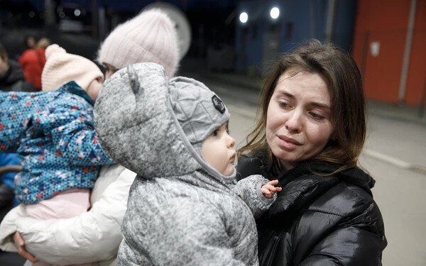 A háború kitörésének másnapján, február 25-én a felsőnémeti határátkelő szlovákiai oldalára már megérkeztek az első menekültek. (Fotó: Branislav Bibel)