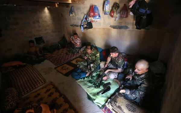 Brit katonák kurd harcosokat képeznek ki