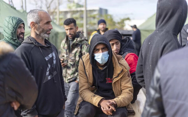 A jókúti sátortáborban látogatásunk során összesen 176 menekült tartózkodott, köztük hat gyerek és egy nő. Az Európába vezető út Szíriából másfél, két hónapig tartott. Az, hogy mikor érnek célba, senki sem tudja, amiben viszont biztosak, hogy visszaút már