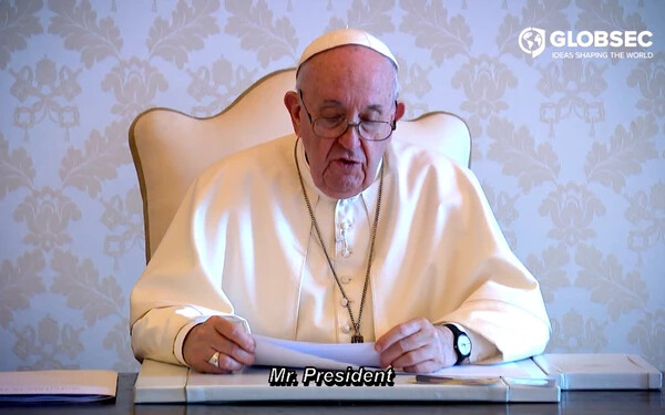 Ferenc pápa videóüzenetben szólt a pozsonyi Globsec konferencia résztvevőihez. (Fotó: Globsec)