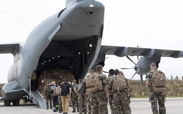 A kabuli evakuáció biztosítását feladatul kapó francia katonák szállnak be egy  Airbus A400M típusú csapatszállító repülőgépbe egy orleansi támaszponton. FOTO: TAS