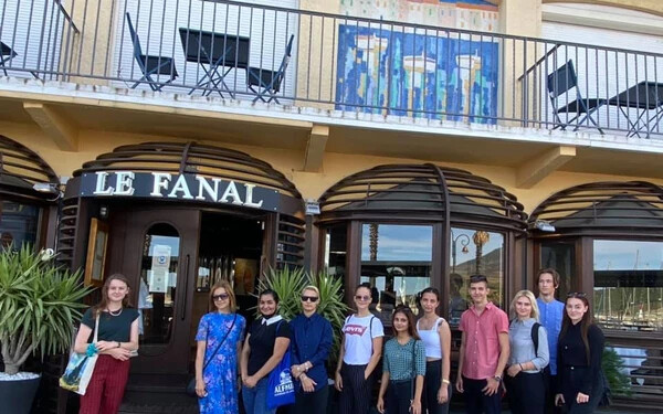 A Le Fanal étterem előtt