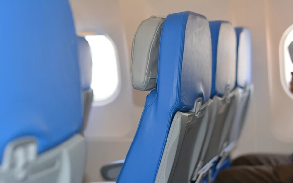 Ne szabályozzák a székközt a repülőgépeken!