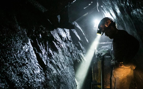 Metánrobbanás történt egy lengyelországi bányában, 10 bányász a mélyben ragadt