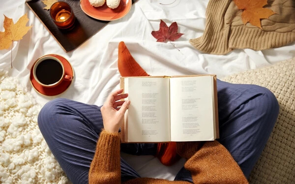 olvasás könyv ősz pulóver
