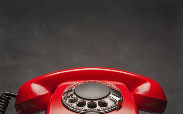 piros telefon