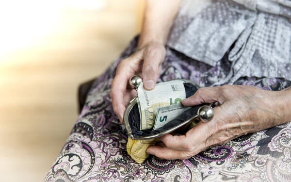 87 euróval több marad a nyugdíjasok zsebében