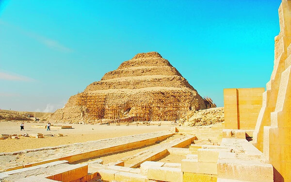 A szakkarai lépcsős Dzsószer-piramis