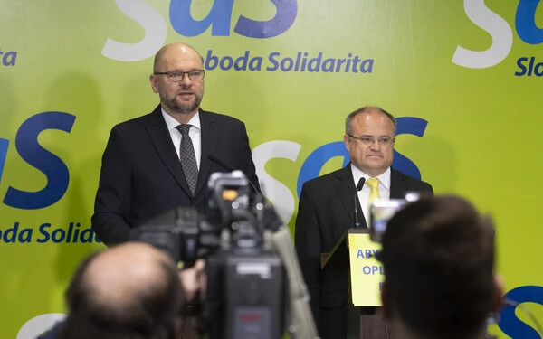 A tegnapi nap legfontosabb politikai eseménye, hogy az SaS-ből korábban 2017-ben távozott Jozef Mihál visszatért az SaS-be, s tegnap már közös sajtótájékoztatót is tartott Richard Sulík (balra) pártelnökkel ⋌(TASR-felvétel)