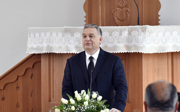  Nem prédikál, kampányol. Orbán Viktor a szószék előtt.(MTI-felvétel)