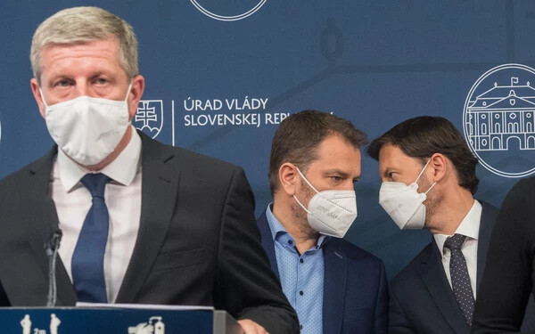 Az előtérben Vladimír Lengvarskýt (OĽaNO-jelölt), az új egészségügyi miniszter, mögötte pedig a jelenlegi és a volt kormányfő, Eduard Heger (jobbra) és Igor Matovič (TASR-felvétel)