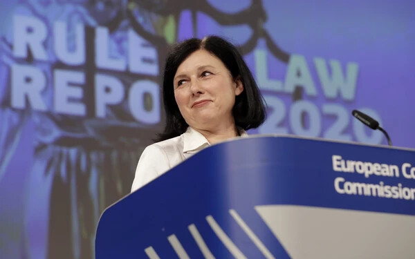 Az egyes tagállamok jogállamiságának állapotáról és a demokratikus elvek alkalmazásáról szóló jelentéseket az Európai Bizottság alelnöke, Věra Jourová terjesztette elő ⋌(TASR/AP-felvétel)