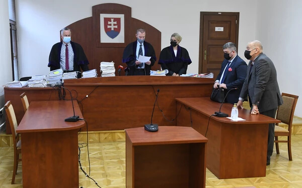 A módosítás érinti a bírókat és bíróságokat is, létrejön a Szlovák Legfelsőbb Közigazgatási Bíróság, amelynek a jogállása a közigazgatási jog területén a Szlovák Legfelsőbb Bírósággal lesz megegyező ⋌(TASR-felvétel)