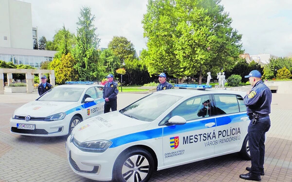 Elektromos autók a dunaszerdahelyi városi rendőröknek