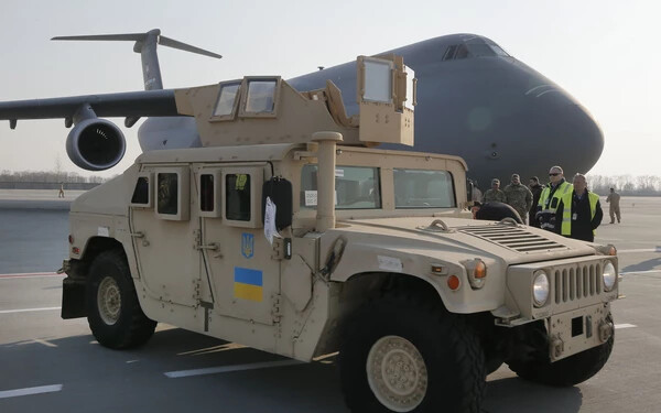 Az USA páncélozott harcjárműveket szállított Ukrajnának