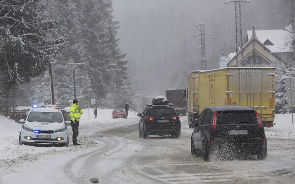 Erős szél, hófúvás, veszélyes utak – lecsap a tél