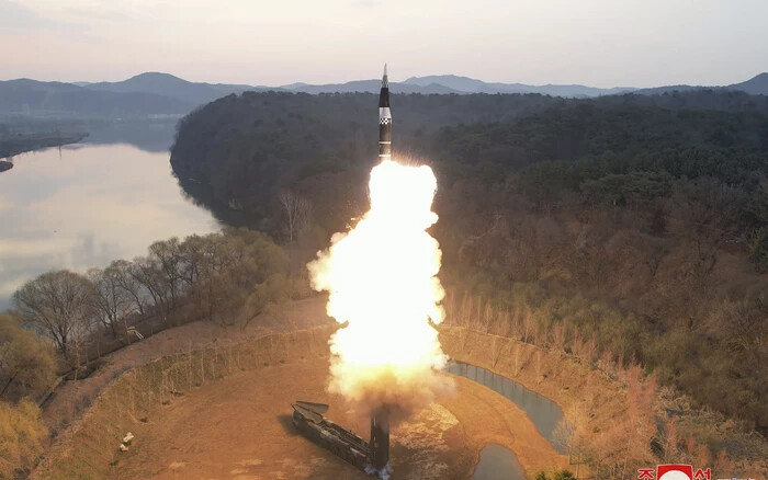 Észak-Korea közölte: robotrepülőgépet és légvédelmi rakétákat tesztelt