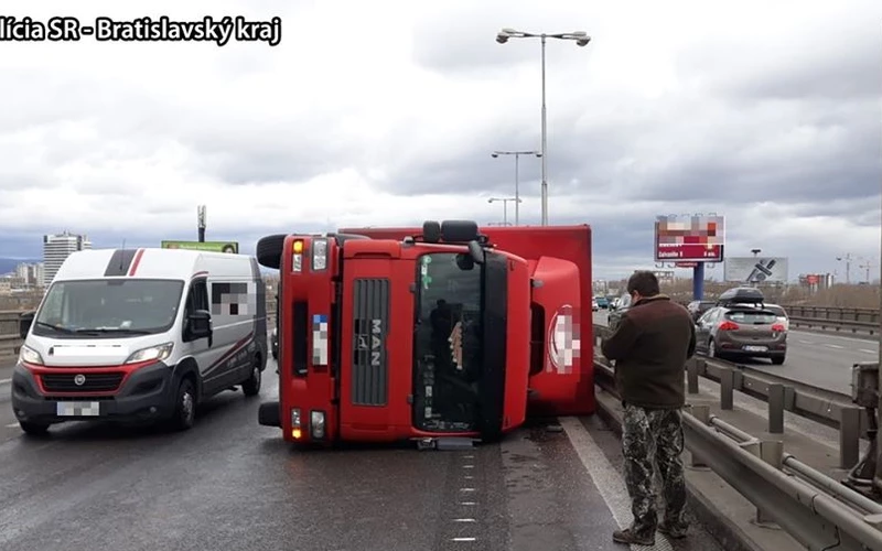 Felborult kamion korlátozza a forgalmat Pozsonyban