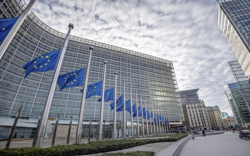 David Sassoli, az Európai Parlament elnöke emlékére félárbócra eresztették az uniós zászlókat Brüsszelben (TASR/AP-fotó)