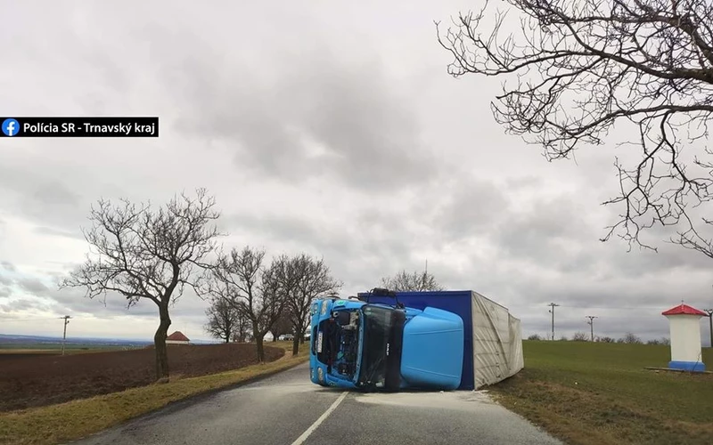 Kicsavart fa, felborult teherautó Szenicén