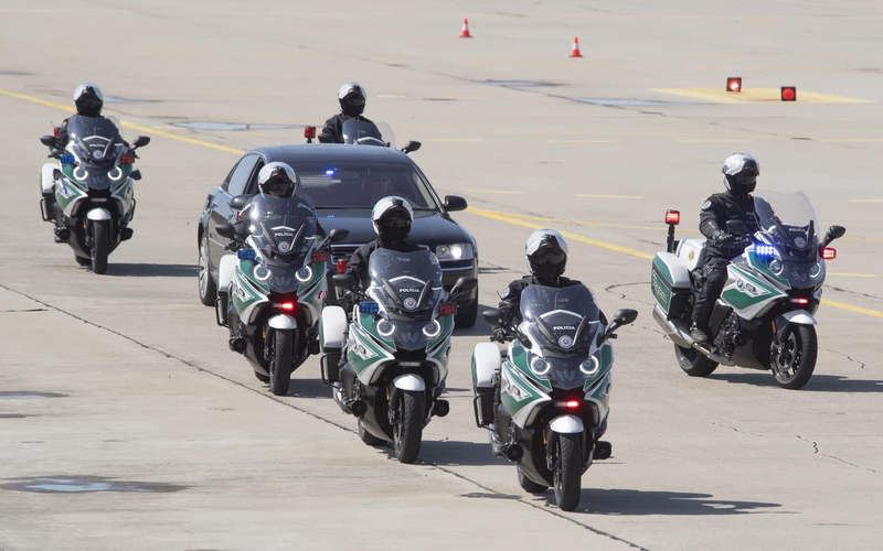 A szlovák rendőrök új BMW motorkerékpárokat kaptak a pápalátogatás céljából, a katolikus egyházfő kíséretét heteken át gyakorolták nemcsak a pozsonyi reptéren, hanem a főváros utcáin is ⋌(TASR-felvétel)