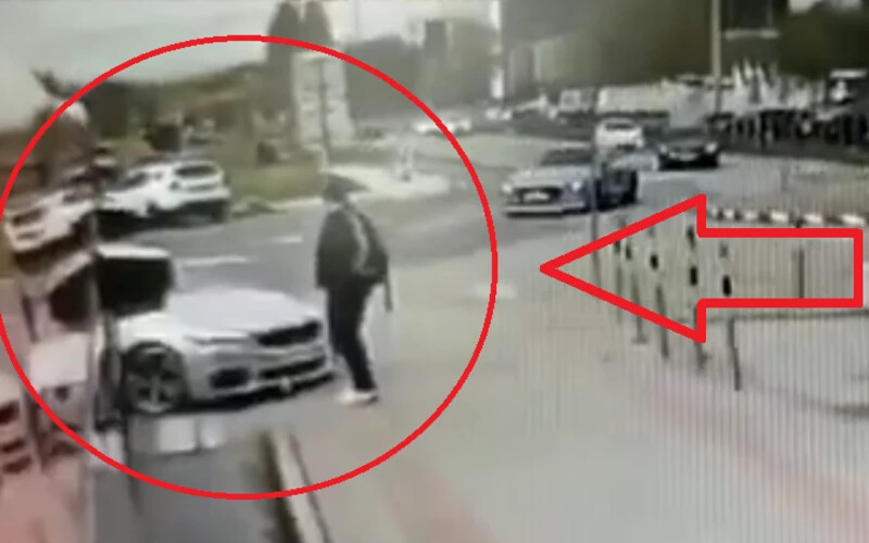 VIDEÓN, ahogy kis híján áthajt egy gyalogoson, majd a parkoló autók közé hajt a BMW