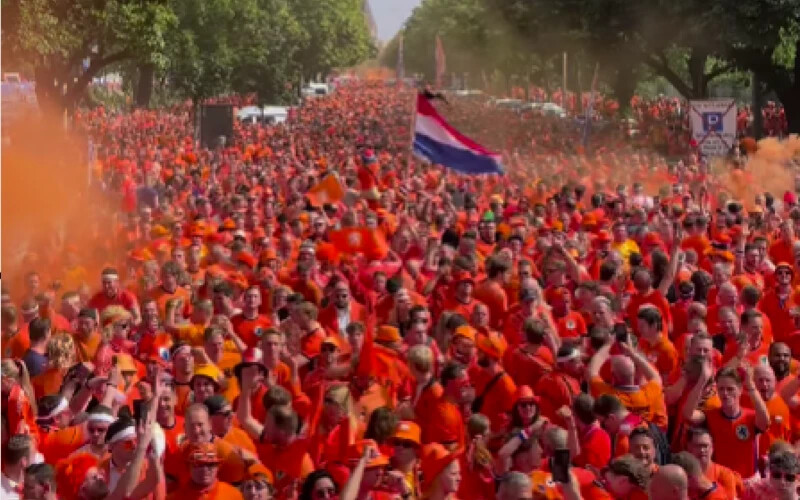 VIDEÓ: Elképesztő hangulat a holland szurkolók vonulásán