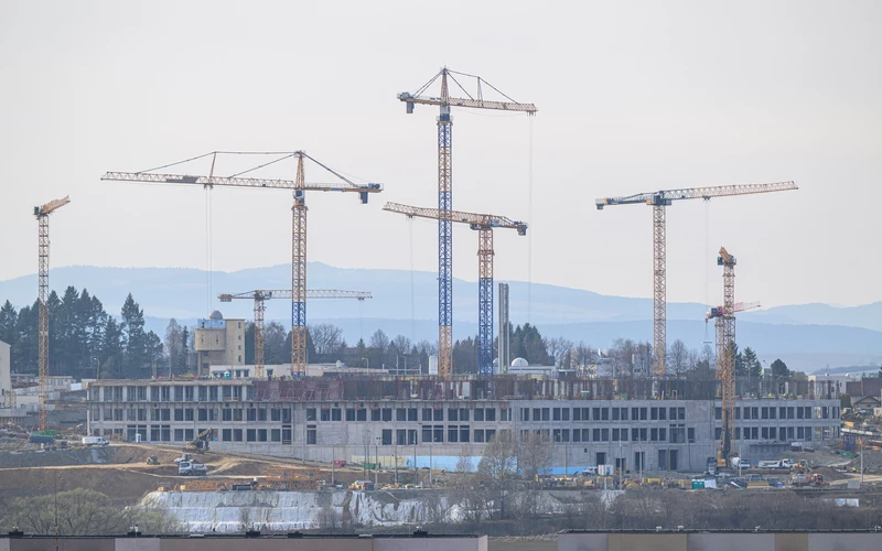 Kaliňák menti a menthetőt az eperjesi kórház felépítésénél, az ellenzék szerint inkább le kellene mondania