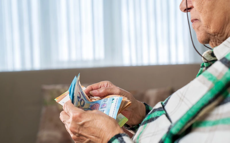 Az egy személy után fizetendő gondozási segély összege júliustól 729 euróra nő