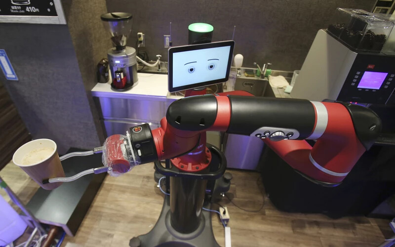 Robot készíti a kávét egy új tokiói kávézóban