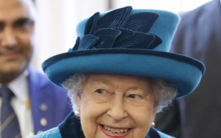 Erzsébet királynőnek van egy titkosított mobilja, amit csak a következő két embernek vesz fel: 