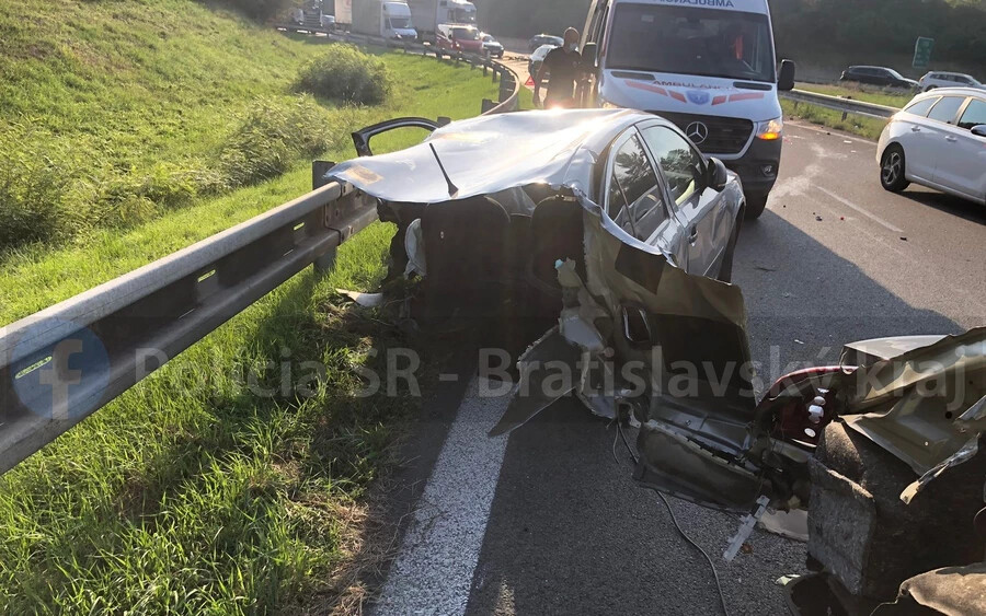 BRUTÁLIS: Két részre szakadt az autó a vezető alatt