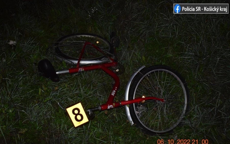Sötétben tolta maga mellett a biciklit az út szélén, halálra gázolták