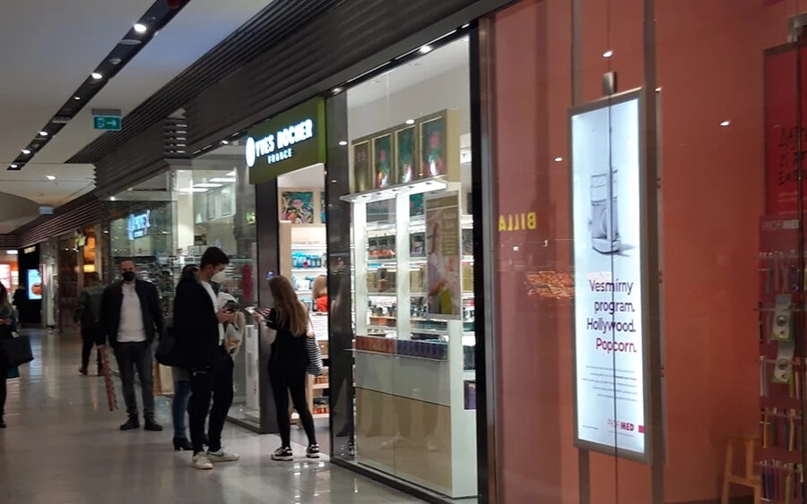 Éjféltől lockdown, megrohamozták a vásárlók a parfümériát