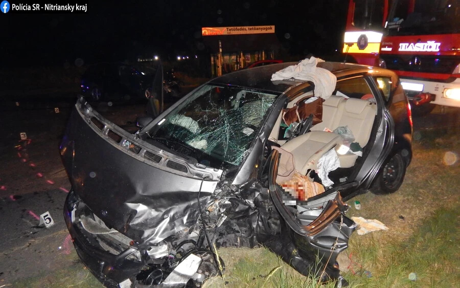 SZÖRNYŰ: Frontálisan ütközött két autó a Komáromi járásban