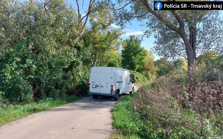 26 illegális határátlépést elkövető személyt zsúfoltak a furgonba, köztük 14 gyereket