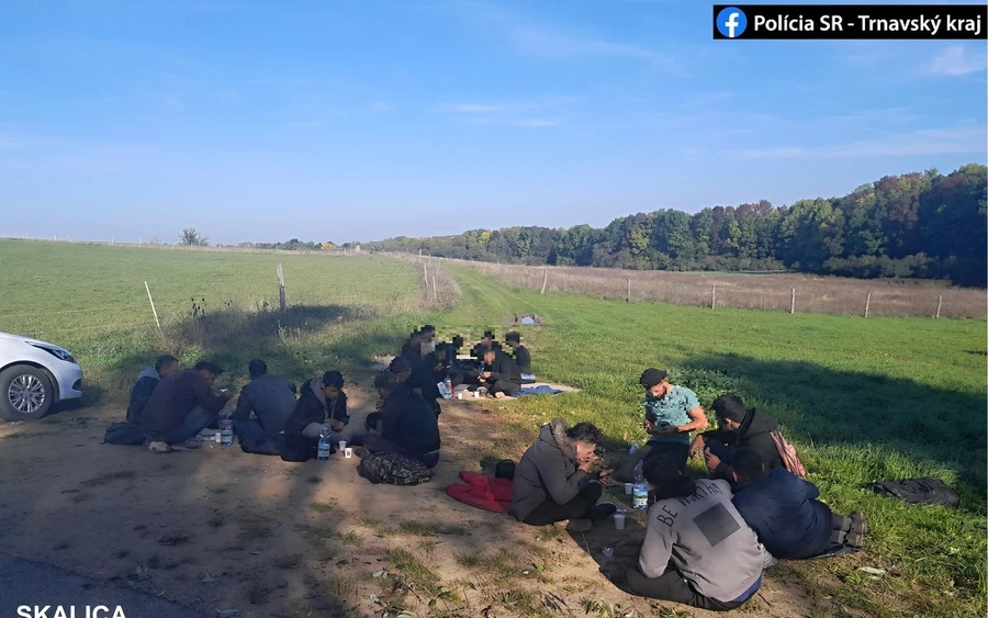 26 illegális határátlépést elkövető személyt zsúfoltak a furgonba, köztük 14 gyereket