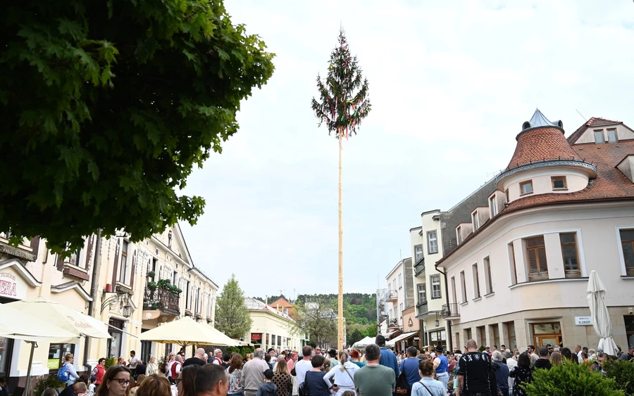 Pöstyénen a híres híd ugyan továbbra is ki van világítva, a fény intenzitását azonban 30 százalékkal visszavették. A temetőkben és a téli stadion előtti parkolóban is teljes sötétség van.