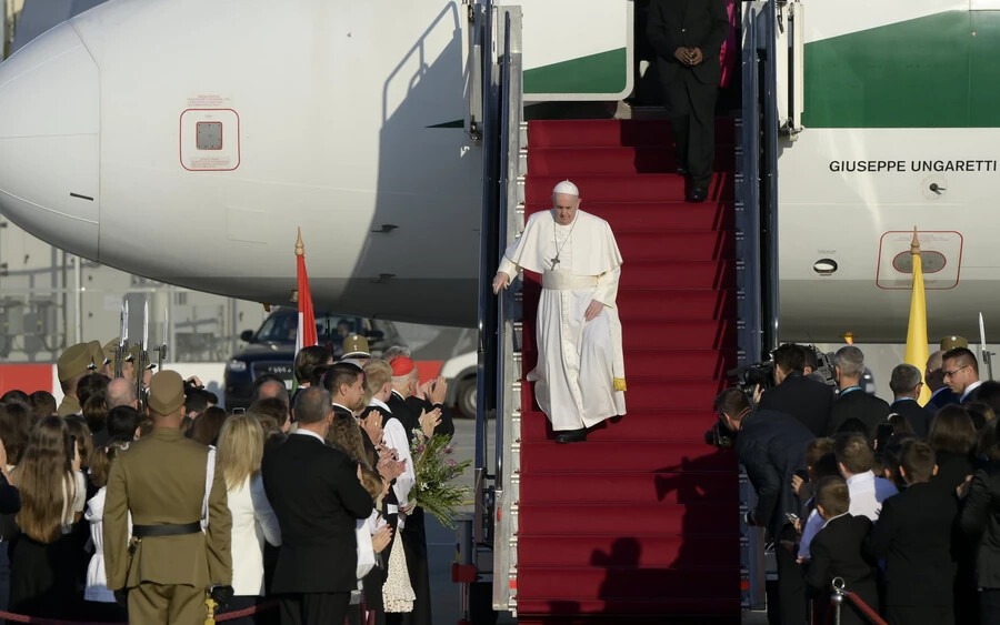 GALÉRIA: Ferenc pápa megérkezett Budapestre