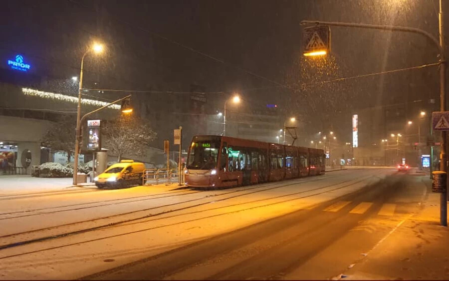 Az önkormányzat arra figyelmeztet, hogy a hó miatt akadozhat a forgalom, késések és fennakadások lehetnek a tömegközlekedésben.