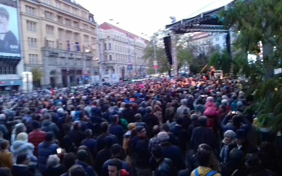 Zajlik az ellenzéki pártok tüntetése a pozsonyi Sznf téren