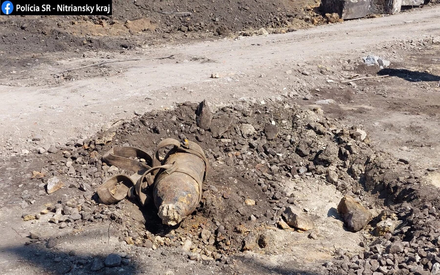 Bombát találtak a földmunkák során Érsekújvárban, evakuálták a környéket